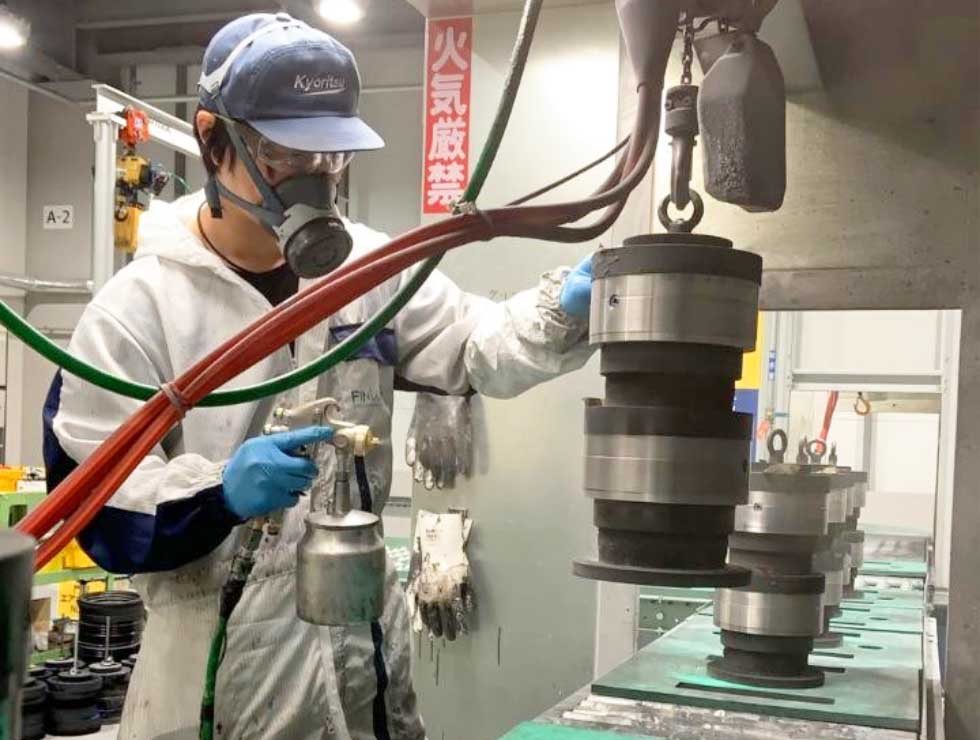 サイクロ減速機の塗装作業