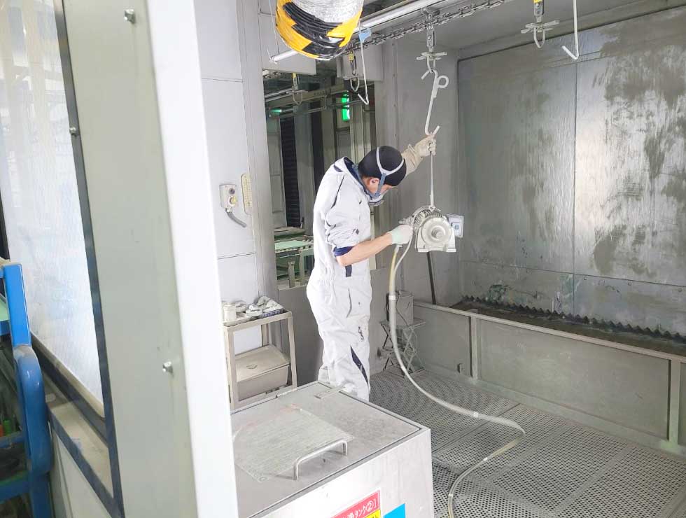 小型ギアモータの塗装作業
